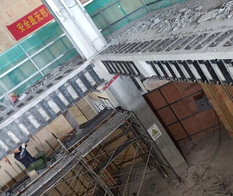 部分框架梁、板切除后、进行加固法